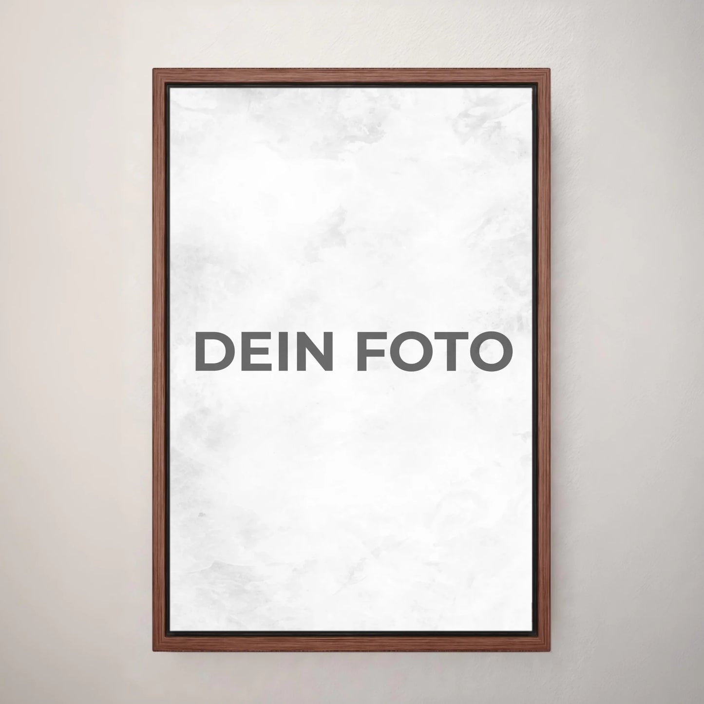 Hochwertiges Leinwandbild mit personalisiertem Foto, Hochformat, ideal für individuelle Wanddekorationen. Im Rahmen