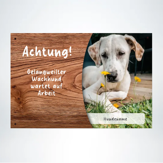 Personalisierbares Hundeschild aus Holz, Motiv gelangweilter Hund mit Textfeld für Hundenamen