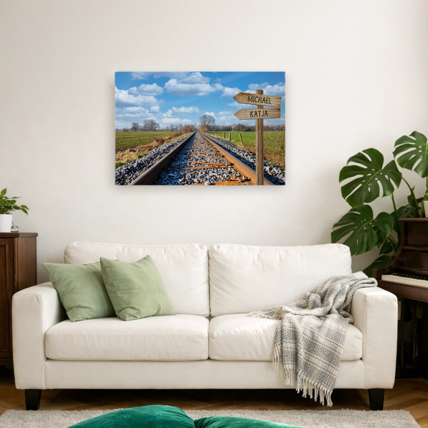 Leinwandbild mit Bahngleisen, Namensschildern und Landschaft, dekorativ über Sofa im Wohnzimmer
