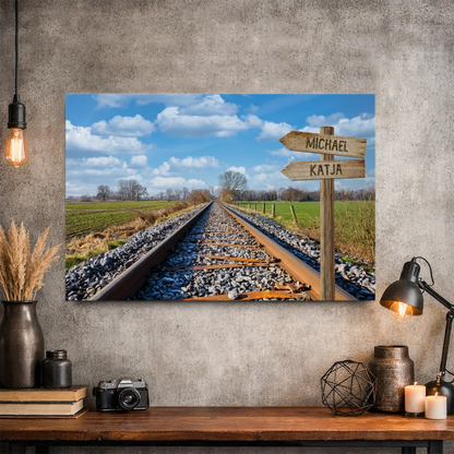 Personalisierte Leinwand mit Eisenbahnschienen, Namensschildern und ländlicher Landschaft
