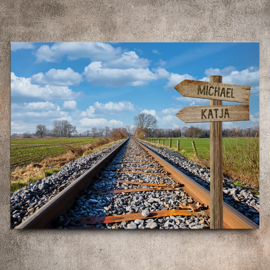 Personalisierte Leinwand mit Eisenbahnschienen und Namensschildern, ländliche Landschaft