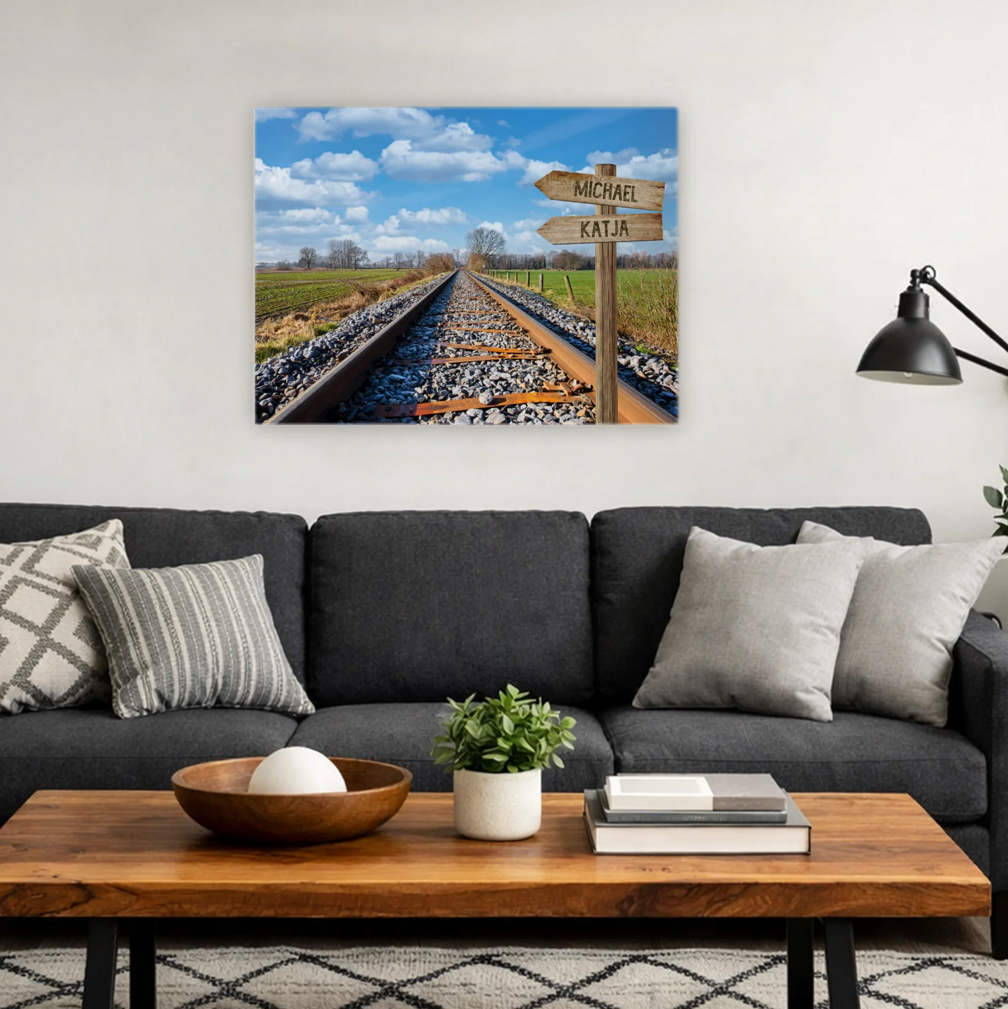 Leinwandbild mit Bahngleisen und personalisiertem Wegweiser im modernen Wohnzimmer