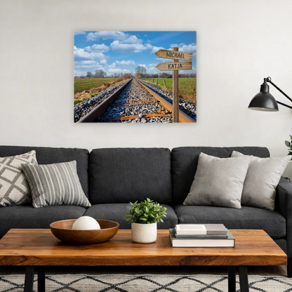 Leinwandbild mit Bahngleisen und personalisiertem Wegweiser im modernen Wohnzimmer