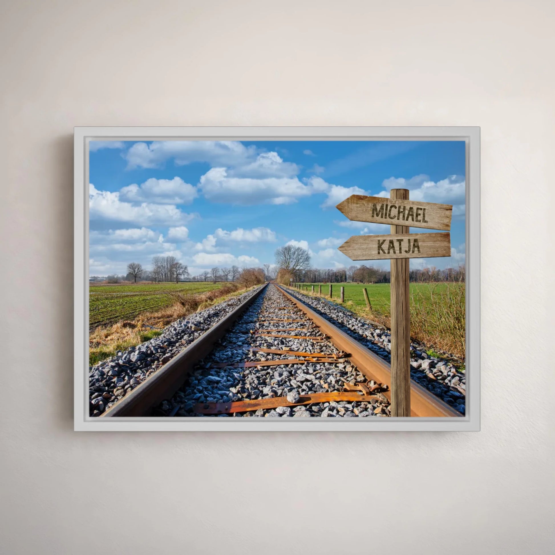 Personalisierte Leinwand mit Eisenbahnschienen, Wegweiser und zwei Namen, Landschaftshintergrund