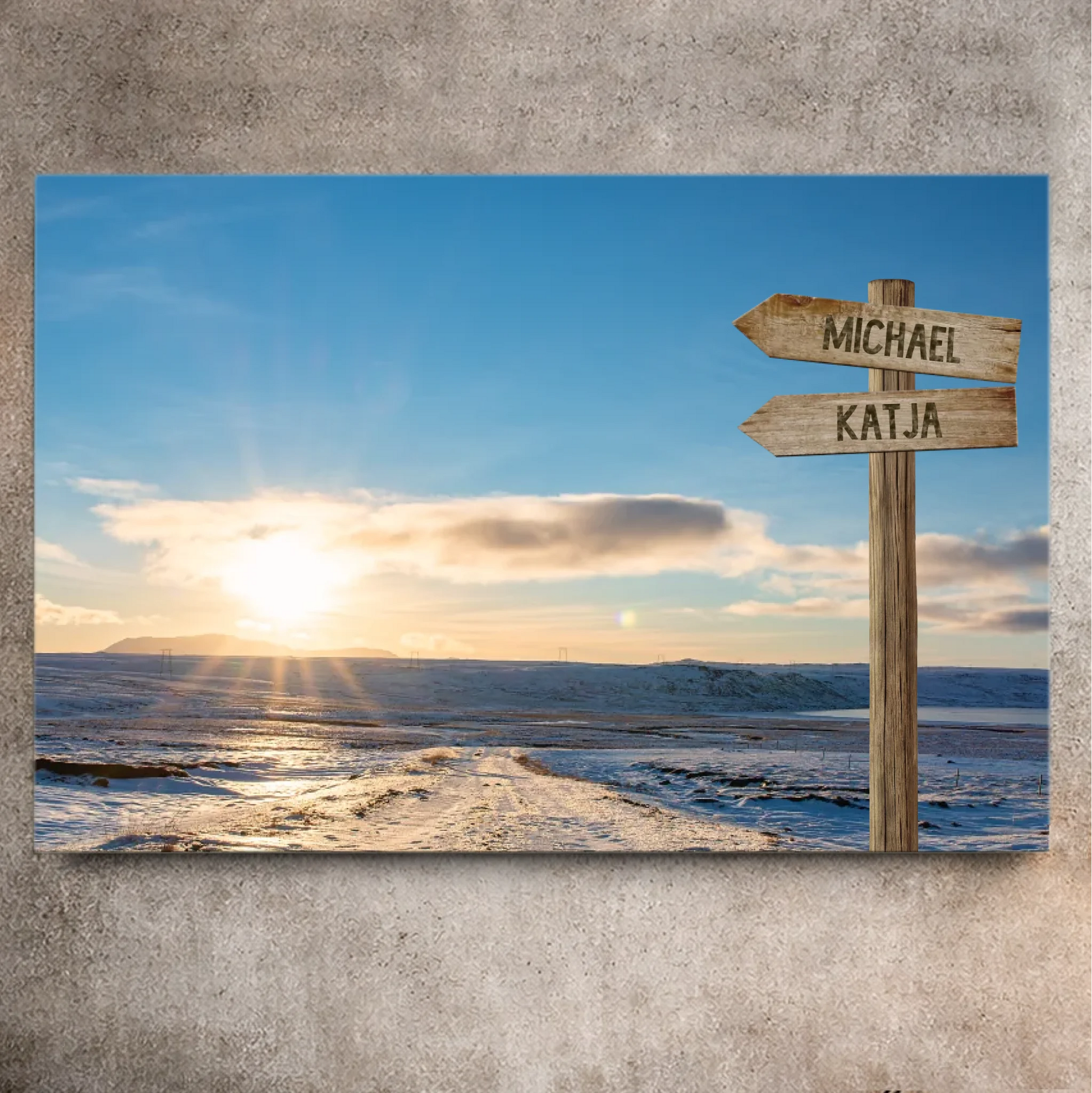 Personalisierte Leinwand mit Sonnenaufgang, verschneiter Landschaft und Wegweiser mit Namen