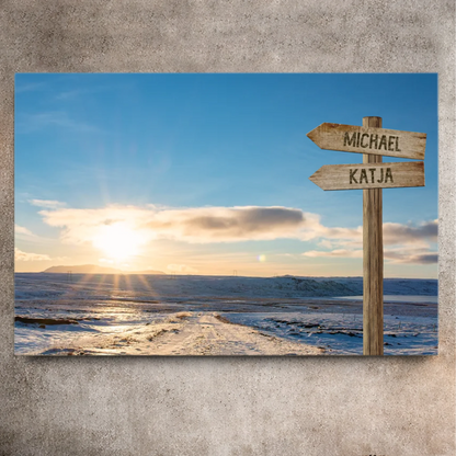 Personalisierte Leinwand mit Sonnenaufgang, verschneiter Landschaft und Wegweiser mit Namen