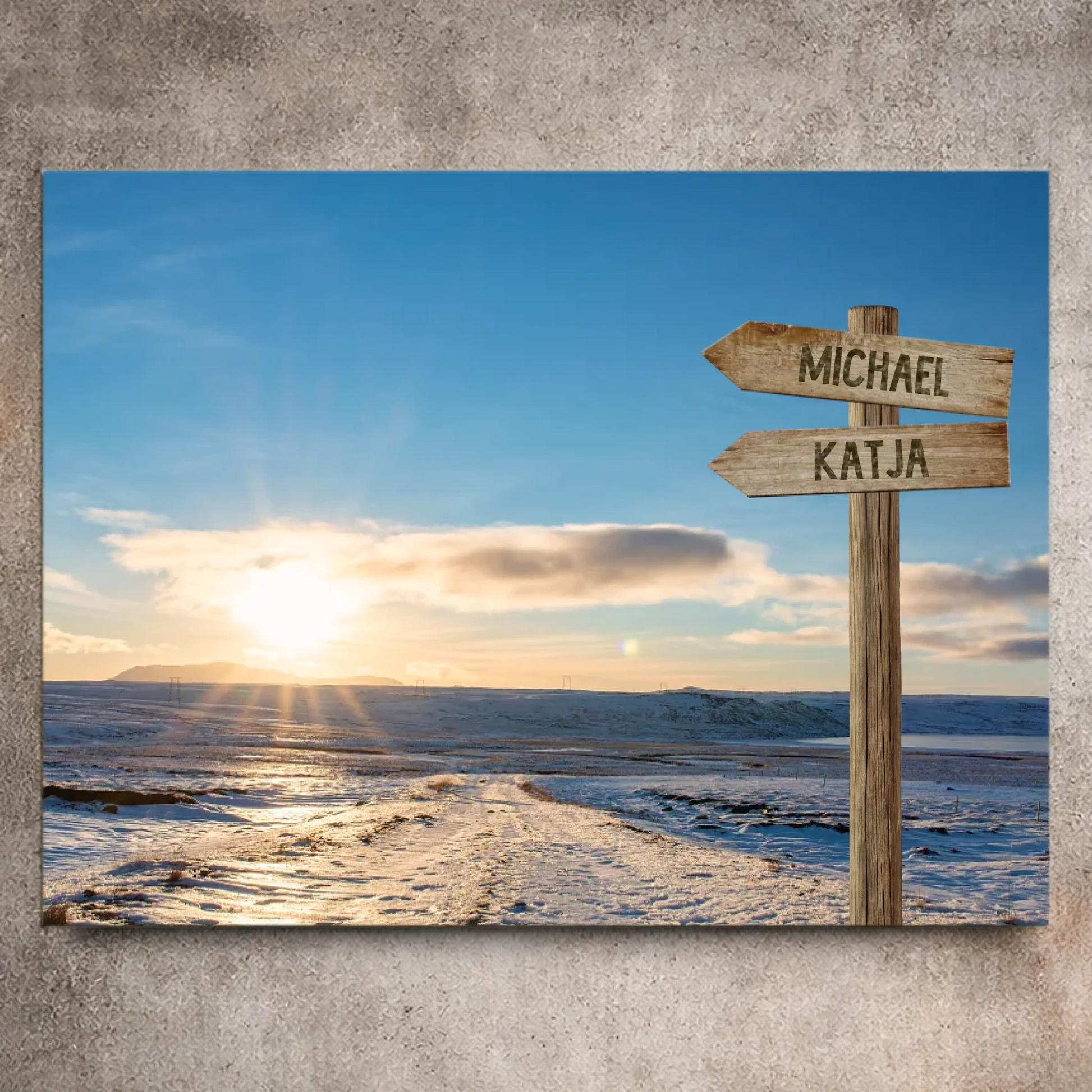 Personalisierte Leinwand mit Wegweiser im Sonnenaufgang, Namen Michael und Katja, Winterlandschaft