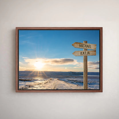 Leinwandbild mit Sonnenuntergang am Strand und personalisierbarem Wegweiser mit Namen