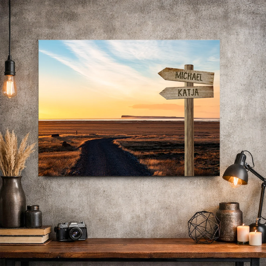 Leinwandbild mit Sonnenuntergang, Feldweg und personalisiertem Holzschild mit Namen
