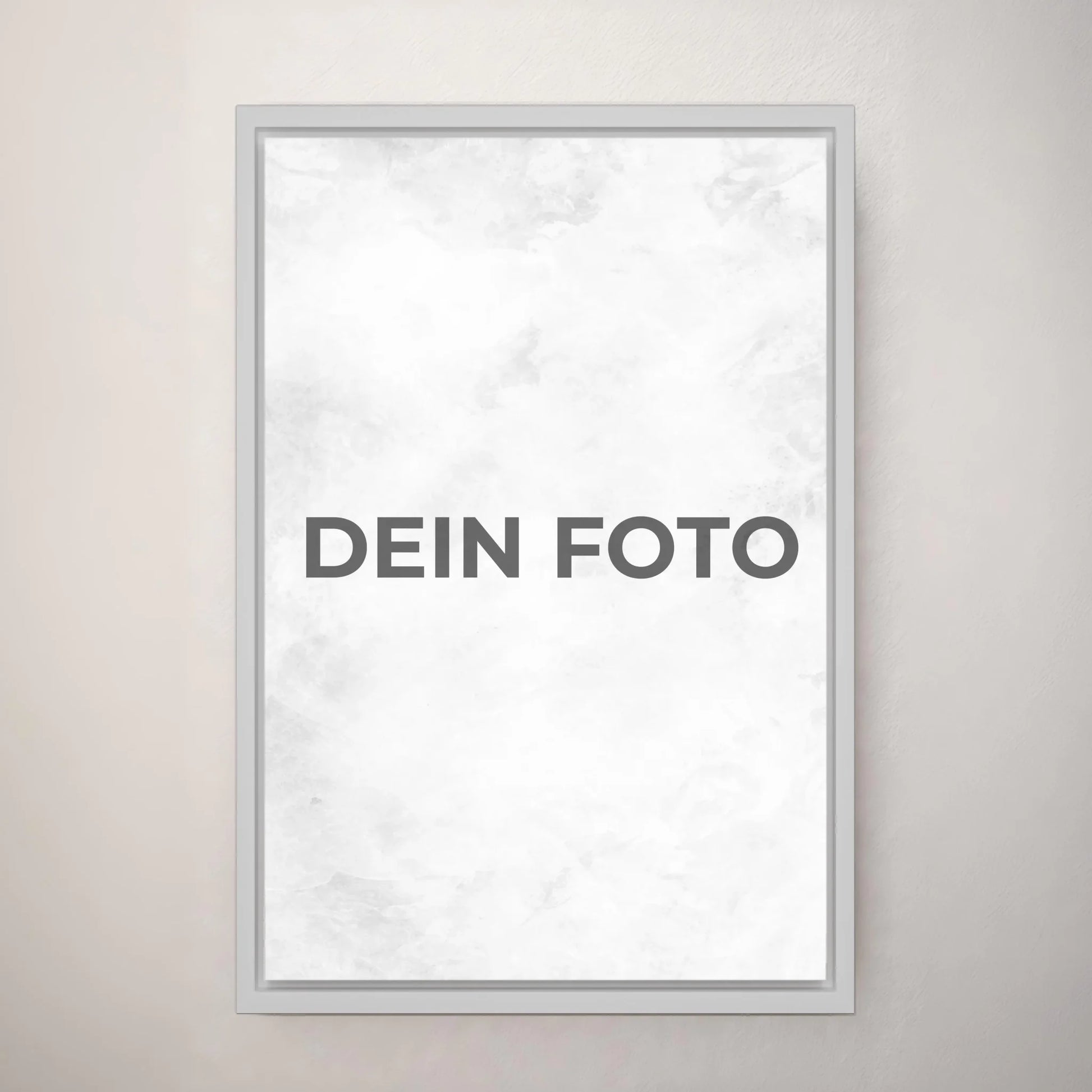 Hochwertiges Leinwandbild mit personalisiertem Foto, Hochformat, ideal für individuelle Wanddekorationen. Im Rahmen