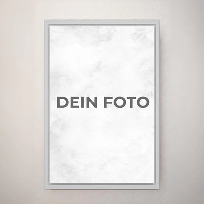Hochwertiges Leinwandbild mit personalisiertem Foto, Hochformat, ideal für individuelle Wanddekorationen. Im Rahmen