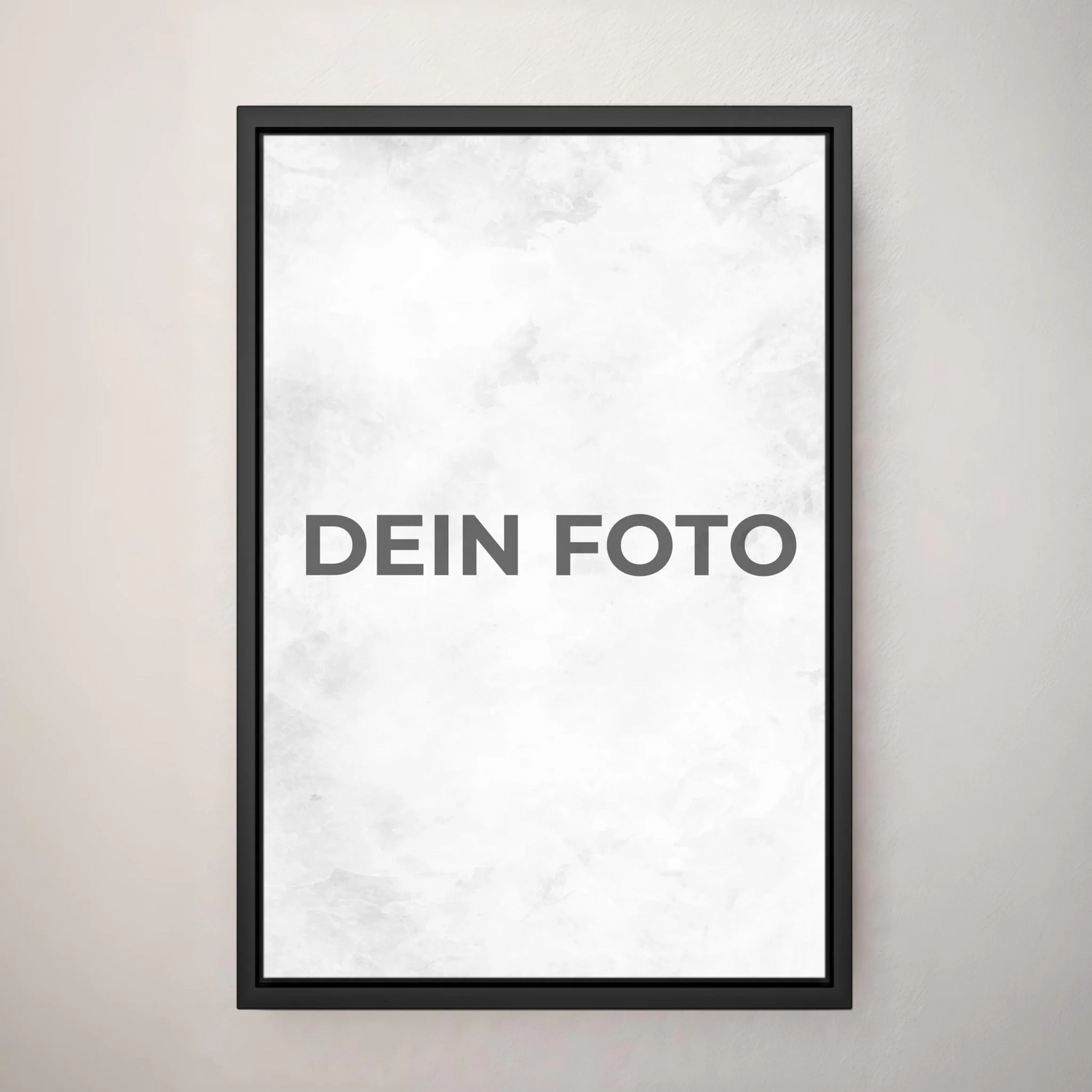 Hochwertiges Leinwandbild mit personalisiertem Foto, Hochformat, ideal für individuelle Wanddekorationen. Im Rahmen