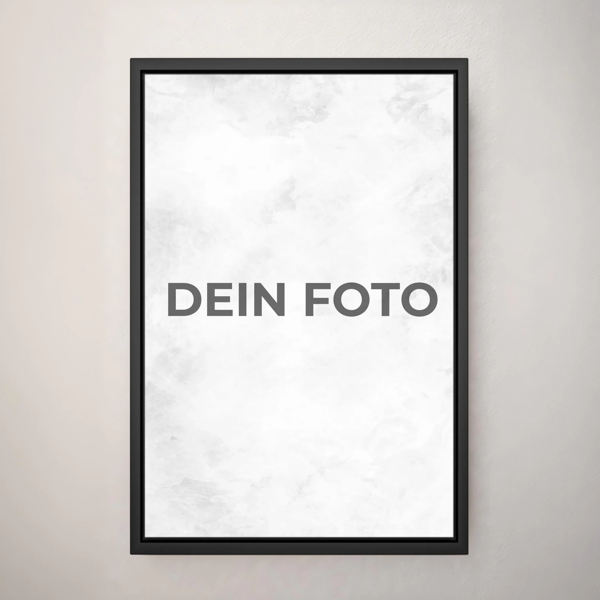Hochwertiges Leinwandbild mit personalisiertem Foto, Hochformat, ideal für individuelle Wanddekorationen. Im Rahmen