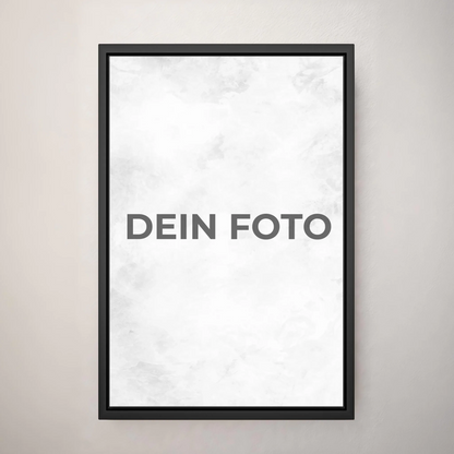 Hochwertiges Leinwandbild mit personalisiertem Foto, Hochformat, ideal für individuelle Wanddekorationen. Im Rahmen