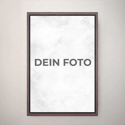 Hochwertiges Leinwandbild mit personalisiertem Foto, Hochformat, ideal für individuelle Wanddekorationen. Im Rahmen