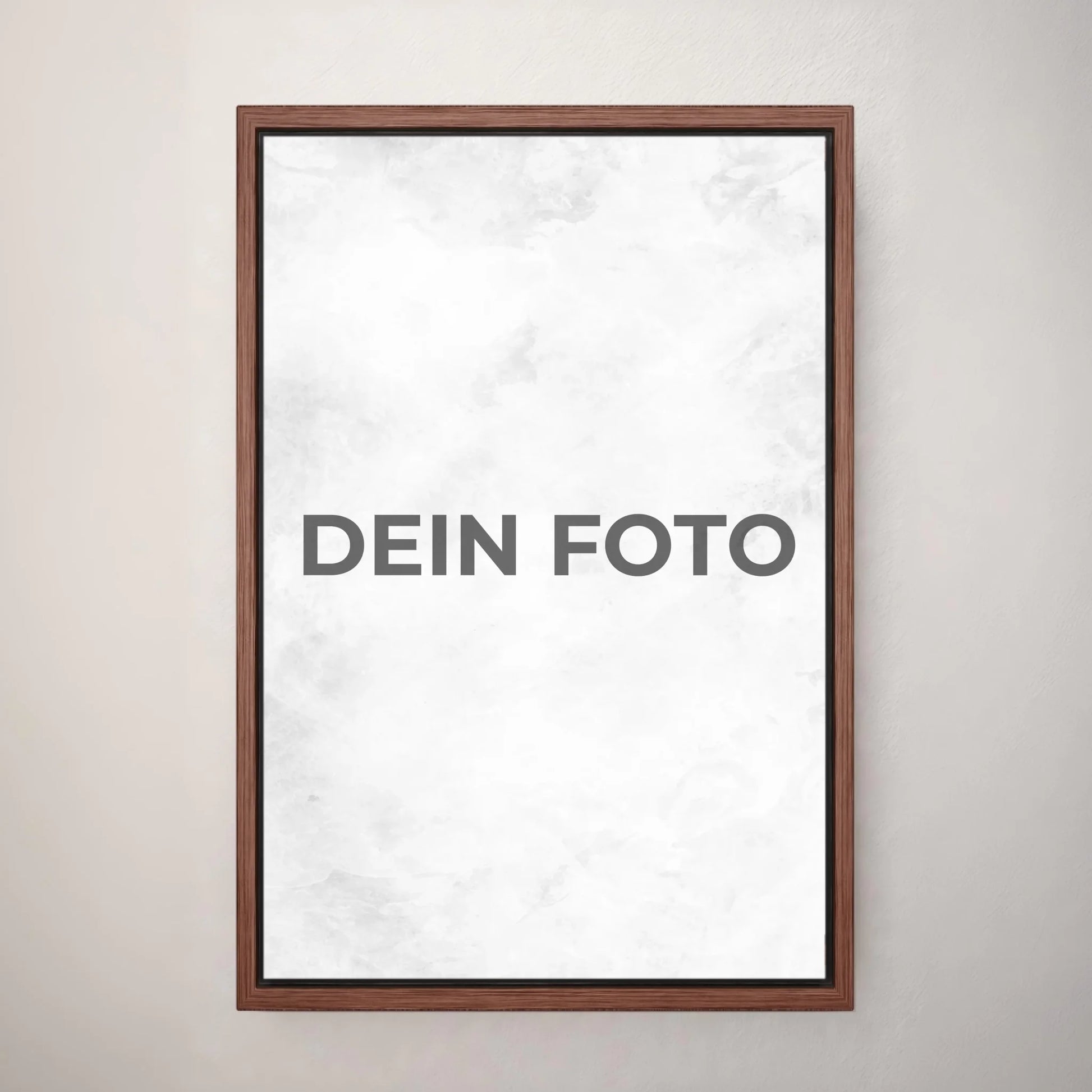Hochwertiges Leinwandbild mit personalisiertem Foto, Hochformat, ideal für individuelle Wanddekorationen. Im Rahmen