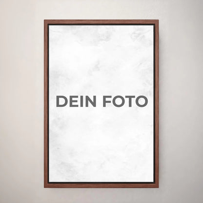 Hochwertiges Leinwandbild mit personalisiertem Foto, Hochformat, ideal für individuelle Wanddekorationen. Im Rahmen