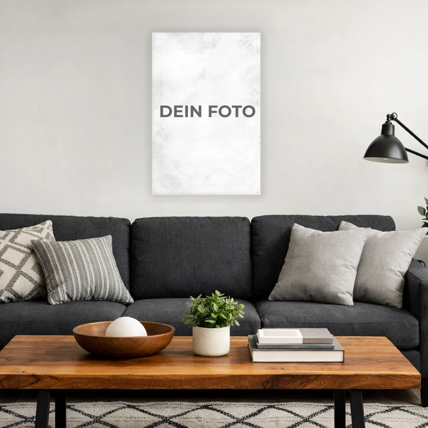 Hochwertiges Leinwandbild mit personalisiertem Foto, Hochformat, ideal für individuelle Wanddekorationen.