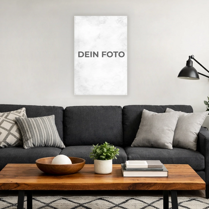 Hochwertiges Leinwandbild mit personalisiertem Foto, Hochformat, ideal für individuelle Wanddekorationen.