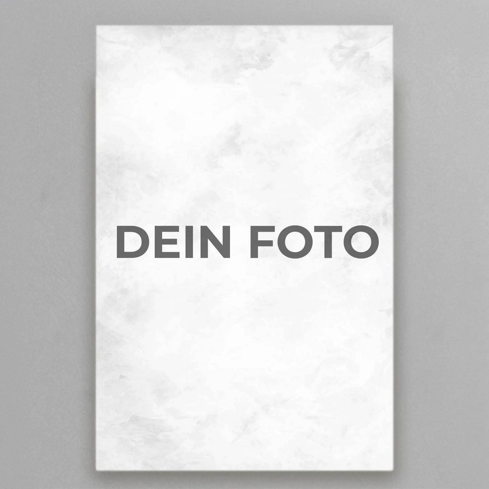 Hochwertiges Leinwandbild mit personalisiertem Foto, Hochformat, ideal für individuelle Wanddekorationen.