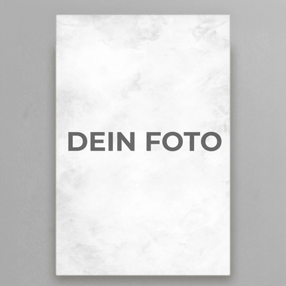 Hochwertiges Leinwandbild mit personalisiertem Foto, Hochformat, ideal für individuelle Wanddekorationen.