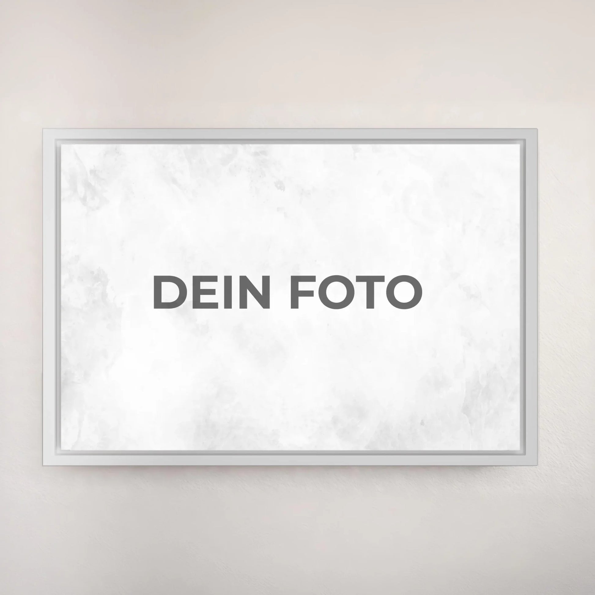 Hochwertiges Leinwandbild mit personalisiertem Foto, querformat, ideal für individuelle Wanddekorationen.Im Rahmen