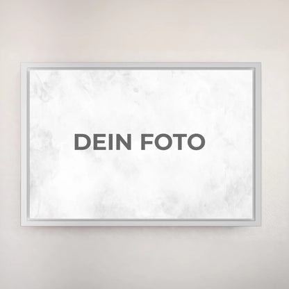 Hochwertiges Leinwandbild mit personalisiertem Foto, querformat, ideal für individuelle Wanddekorationen.Im Rahmen