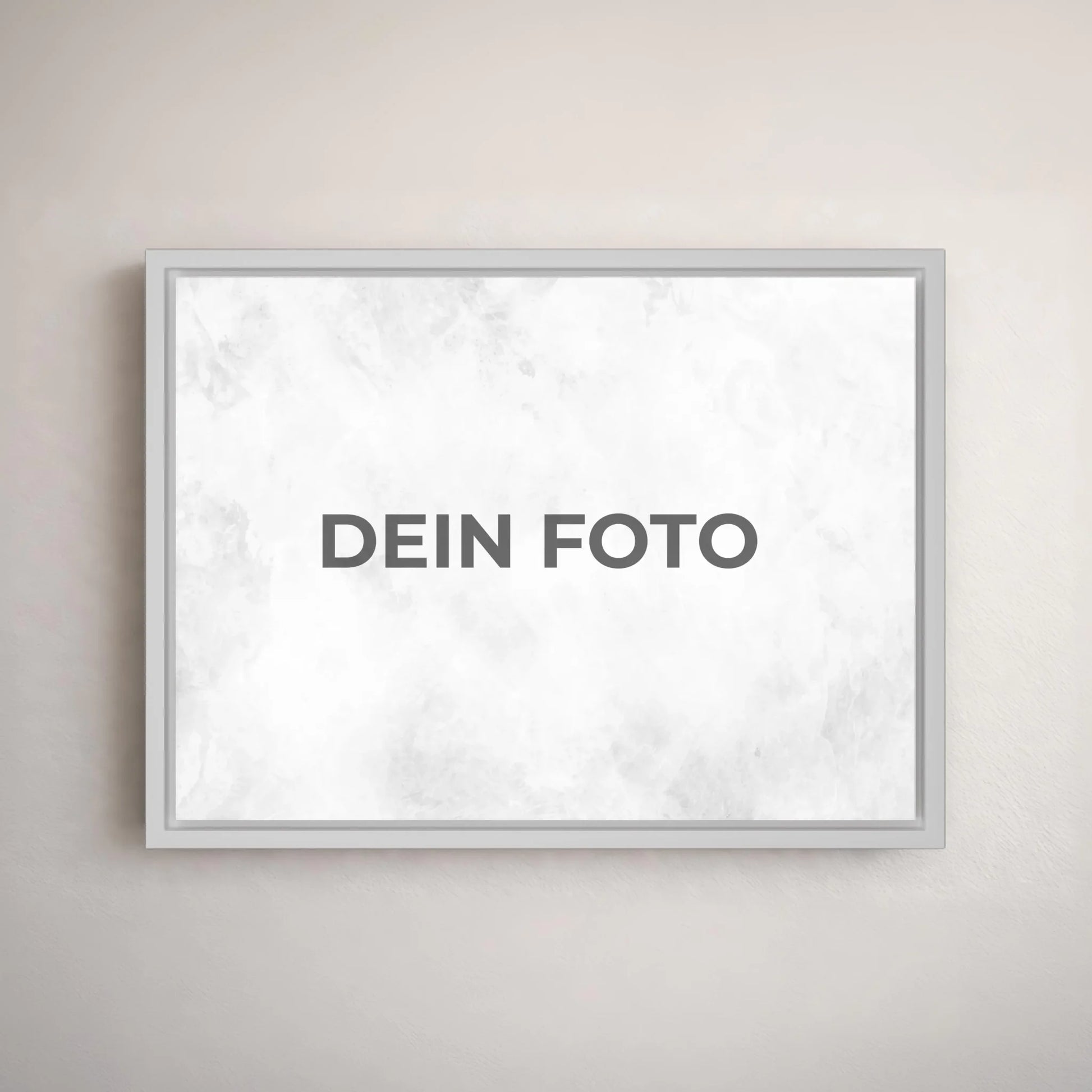 Hochwertiges Leinwandbild mit personalisiertem Foto, querformat, ideal für individuelle Wanddekorationen.Im Rahmen