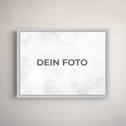 Hochwertiges Leinwandbild mit personalisiertem Foto, querformat, ideal für individuelle Wanddekorationen.Im Rahmen