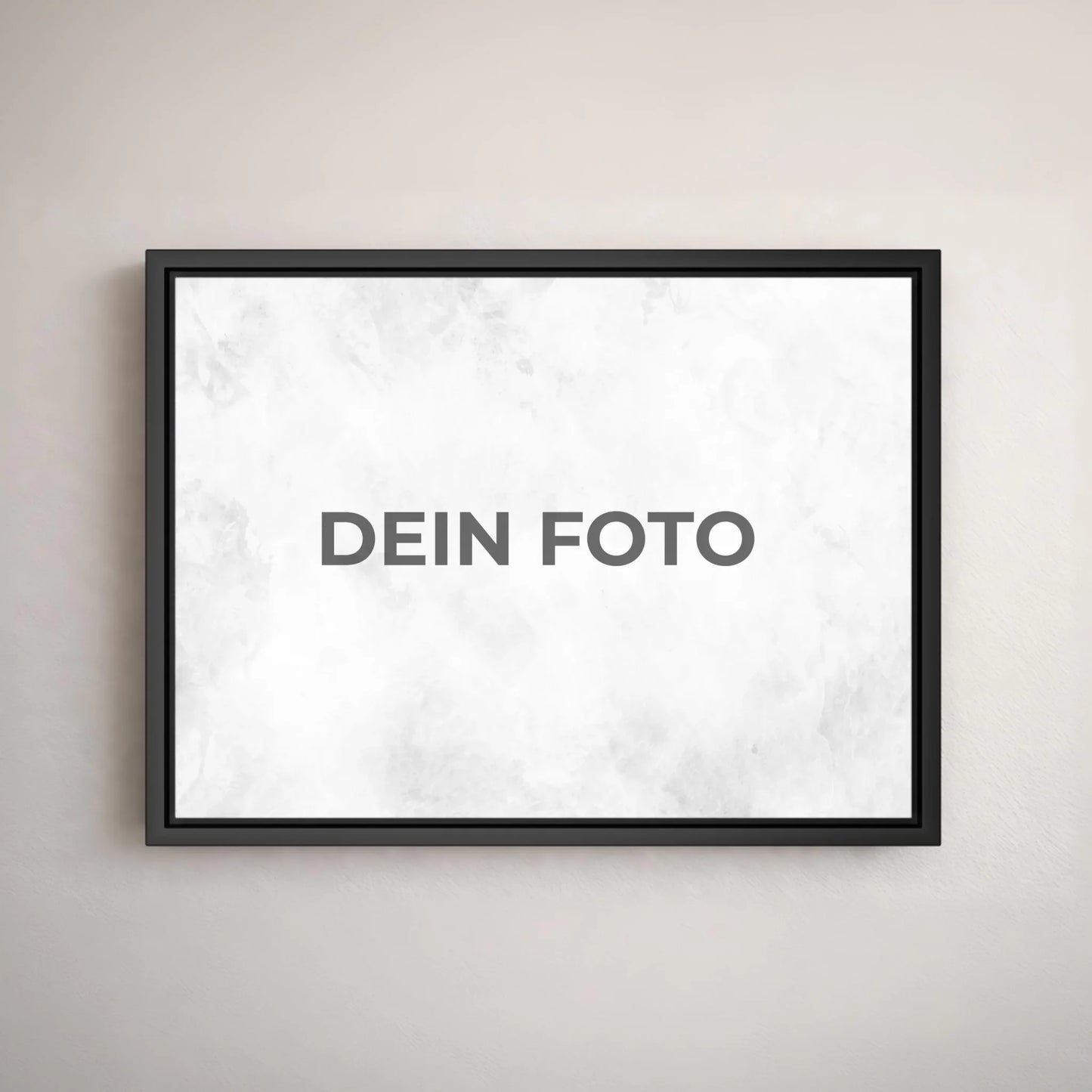 Hochwertiges Leinwandbild mit personalisiertem Foto, querformat, ideal für individuelle Wanddekorationen.Im Rahmen