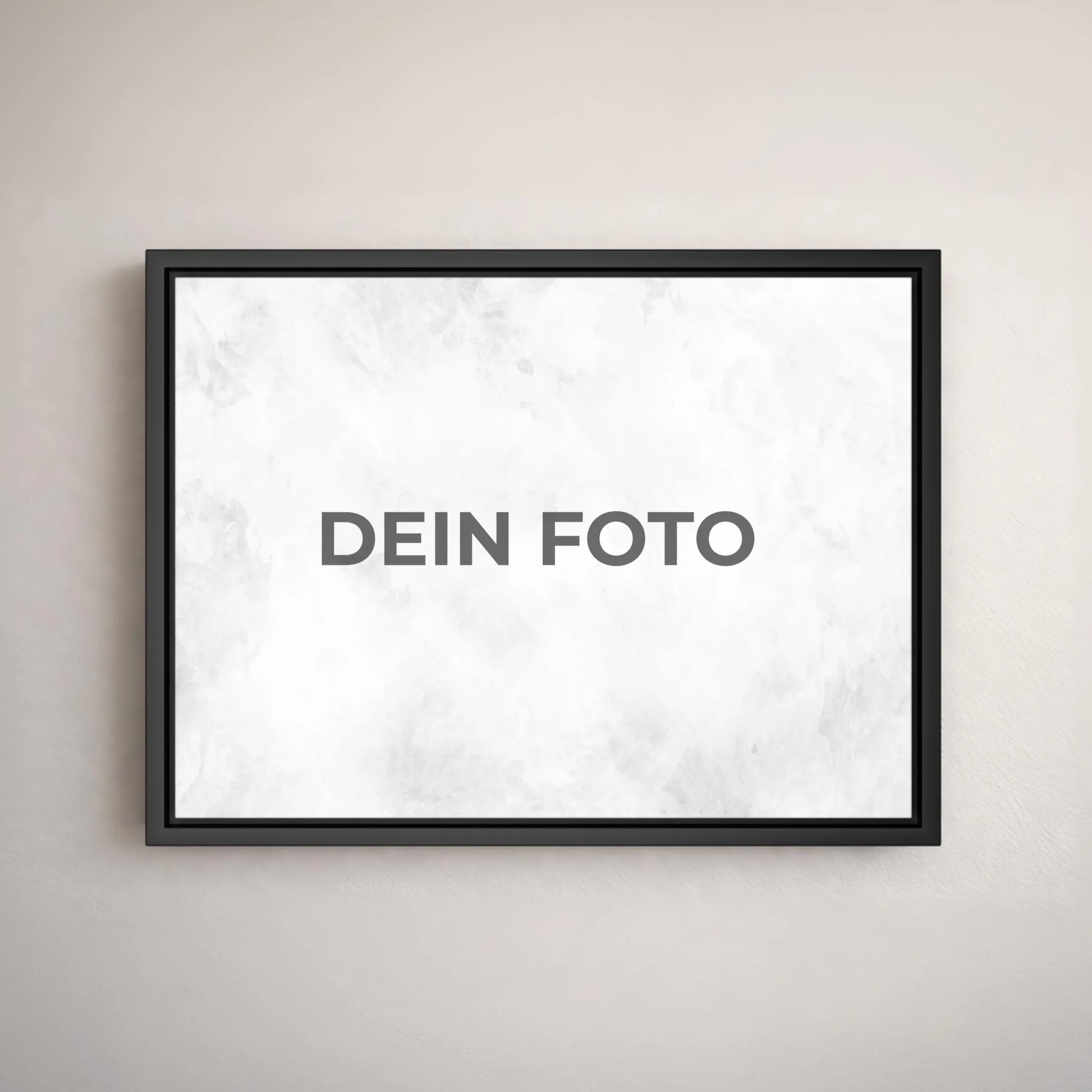 Hochwertiges Leinwandbild mit personalisiertem Foto, querformat, ideal für individuelle Wanddekorationen.Im Rahmen
