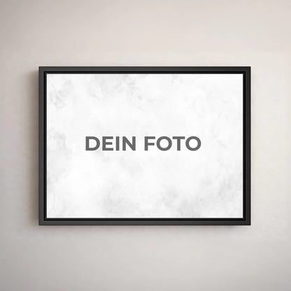 Hochwertiges Leinwandbild mit personalisiertem Foto, querformat, ideal für individuelle Wanddekorationen.Im Rahmen