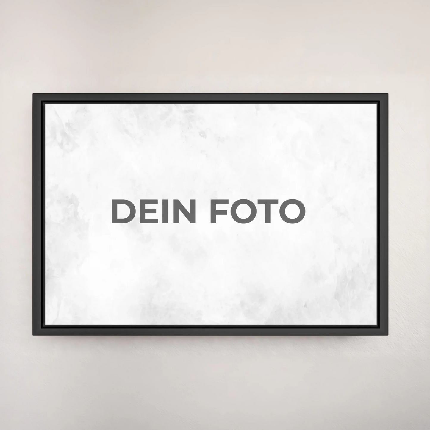 Hochwertiges Leinwandbild mit personalisiertem Foto, querformat, ideal für individuelle Wanddekorationen.Im Rahmen