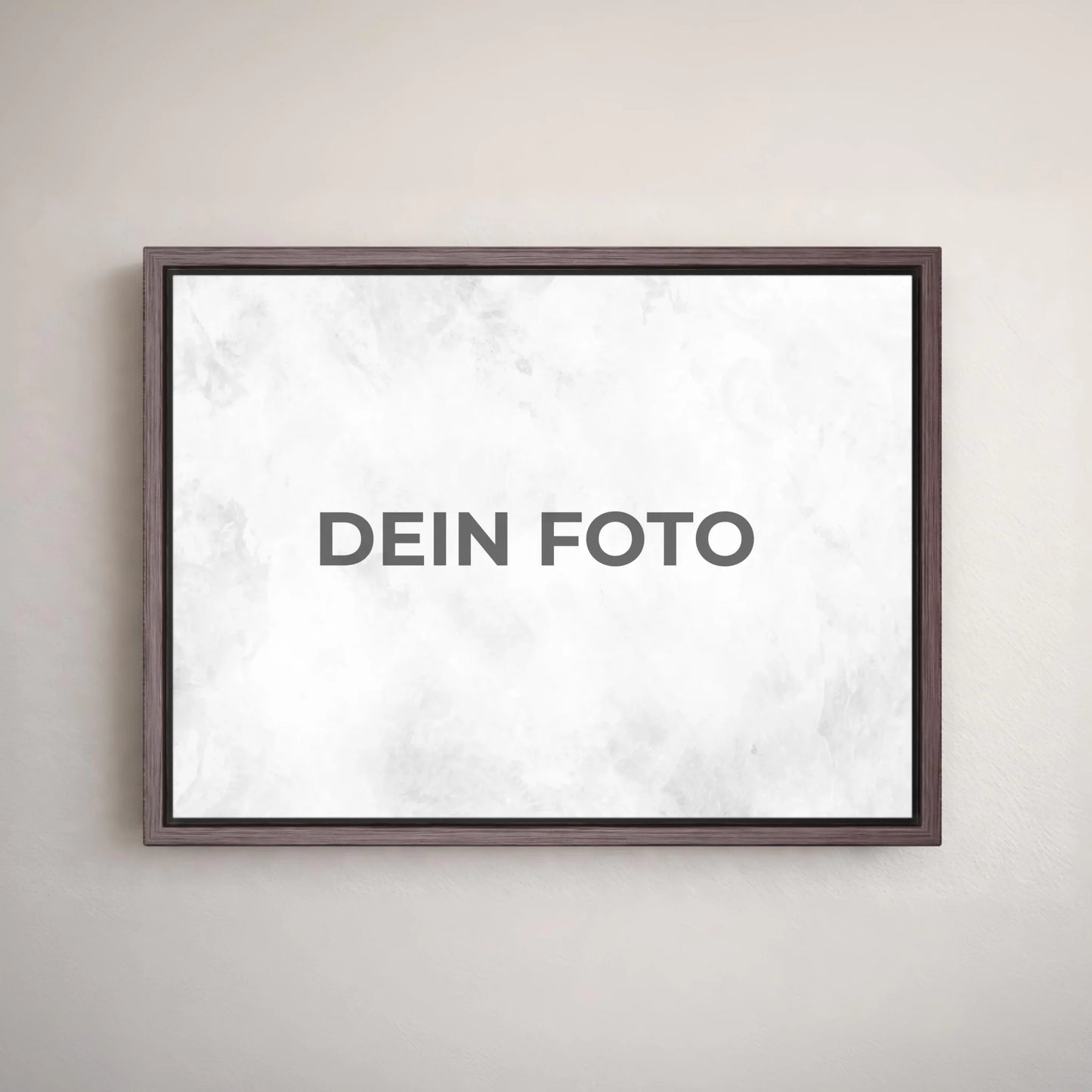 Hochwertiges Leinwandbild mit personalisiertem Foto, querformat, ideal für individuelle Wanddekorationen.Im Rahmen