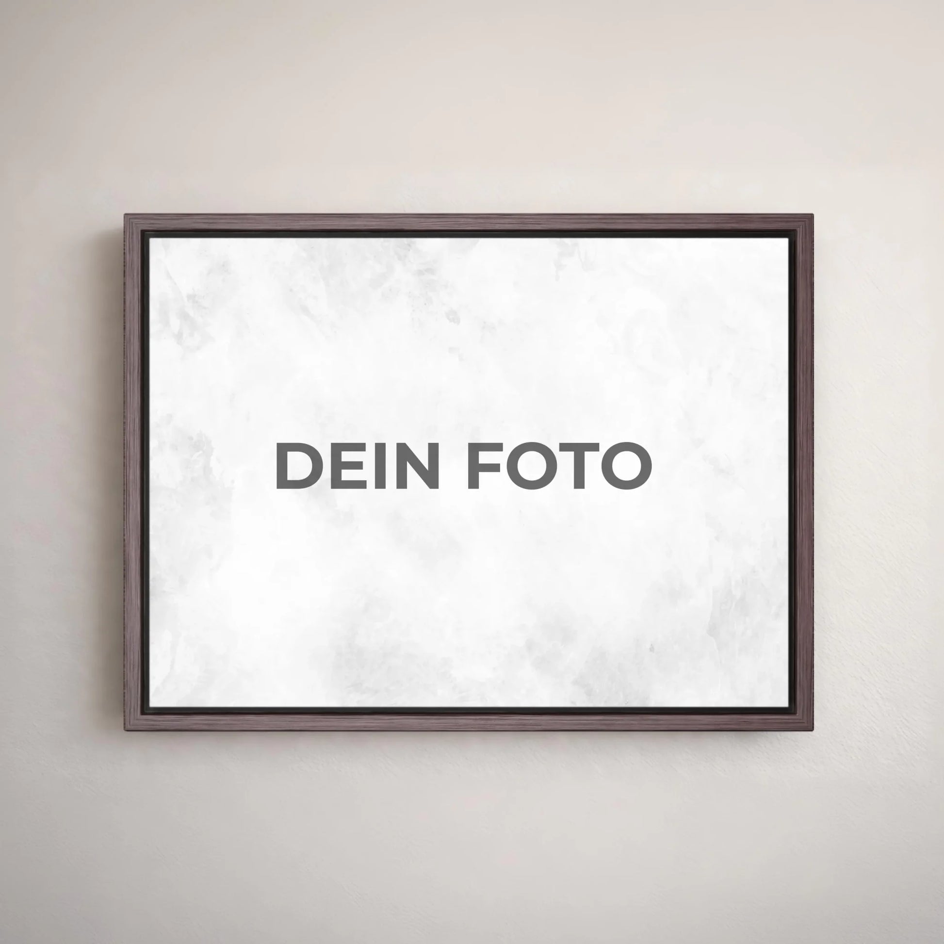 Hochwertiges Leinwandbild mit personalisiertem Foto, querformat, ideal für individuelle Wanddekorationen.Im Rahmen