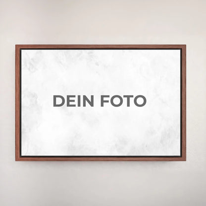 Hochwertiges Leinwandbild mit personalisiertem Foto, querformat, ideal für individuelle Wanddekorationen.Im Rahmen
