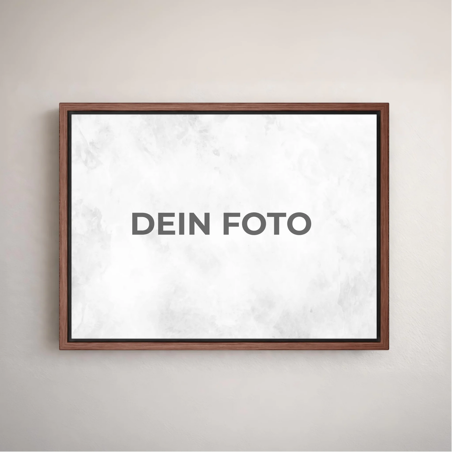 Hochwertiges Leinwandbild mit personalisiertem Foto, querformat, ideal für individuelle Wanddekorationen.Im Rahmen