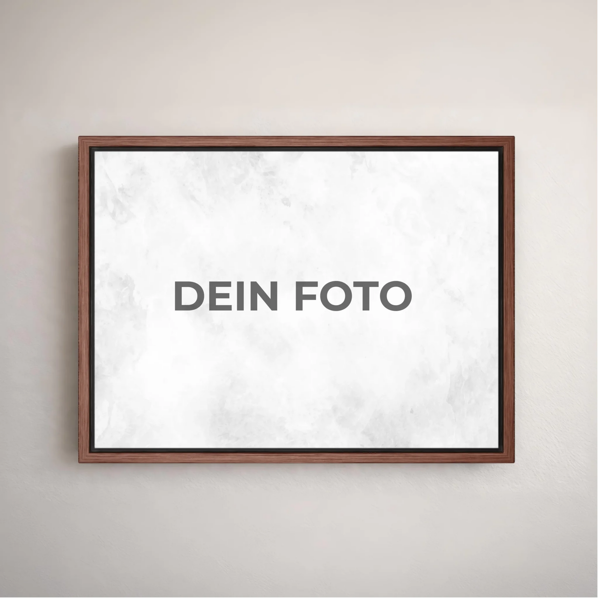 Hochwertiges Leinwandbild mit personalisiertem Foto, querformat, ideal für individuelle Wanddekorationen.Im Rahmen