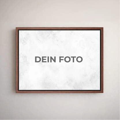 Hochwertiges Leinwandbild mit personalisiertem Foto, querformat, ideal für individuelle Wanddekorationen.Im Rahmen