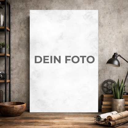 Hochwertiges Leinwandbild mit personalisiertem Foto, Hochformat, ideal für individuelle Wanddekorationen.
