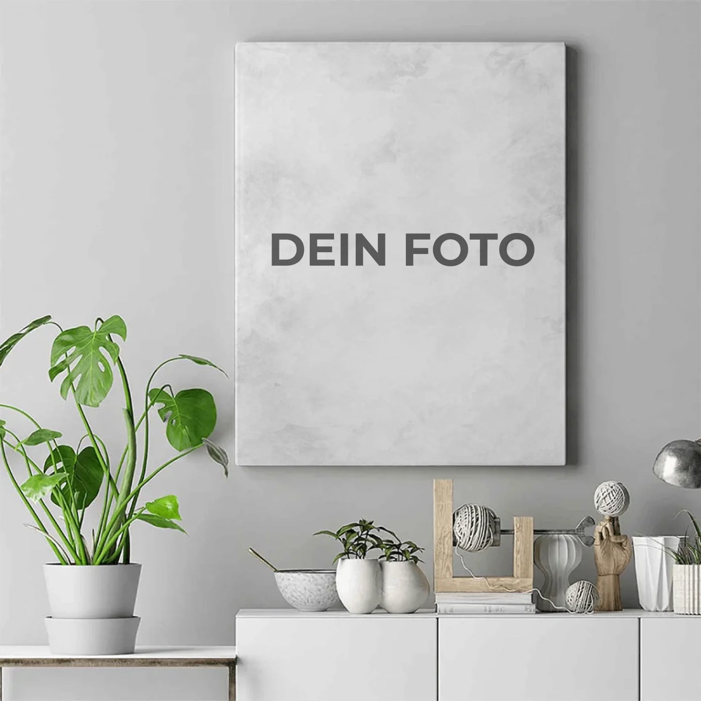 Hochwertiges Leinwandbild mit personalisiertem Foto, Hochformat, ideal für individuelle Wanddekorationen.