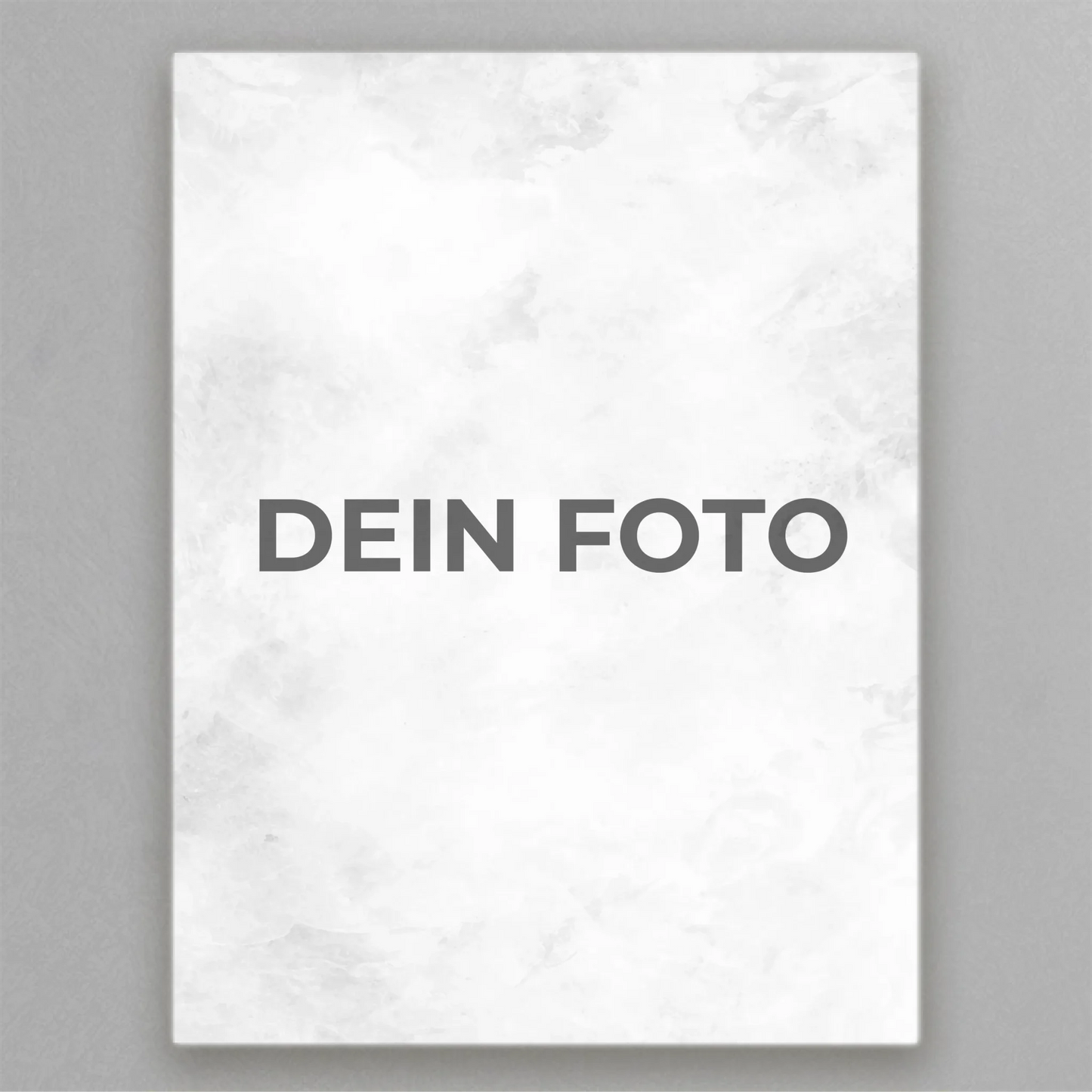 Hochwertiges Leinwandbild mit personalisiertem Foto, Hochformat, ideal für individuelle Wanddekorationen.