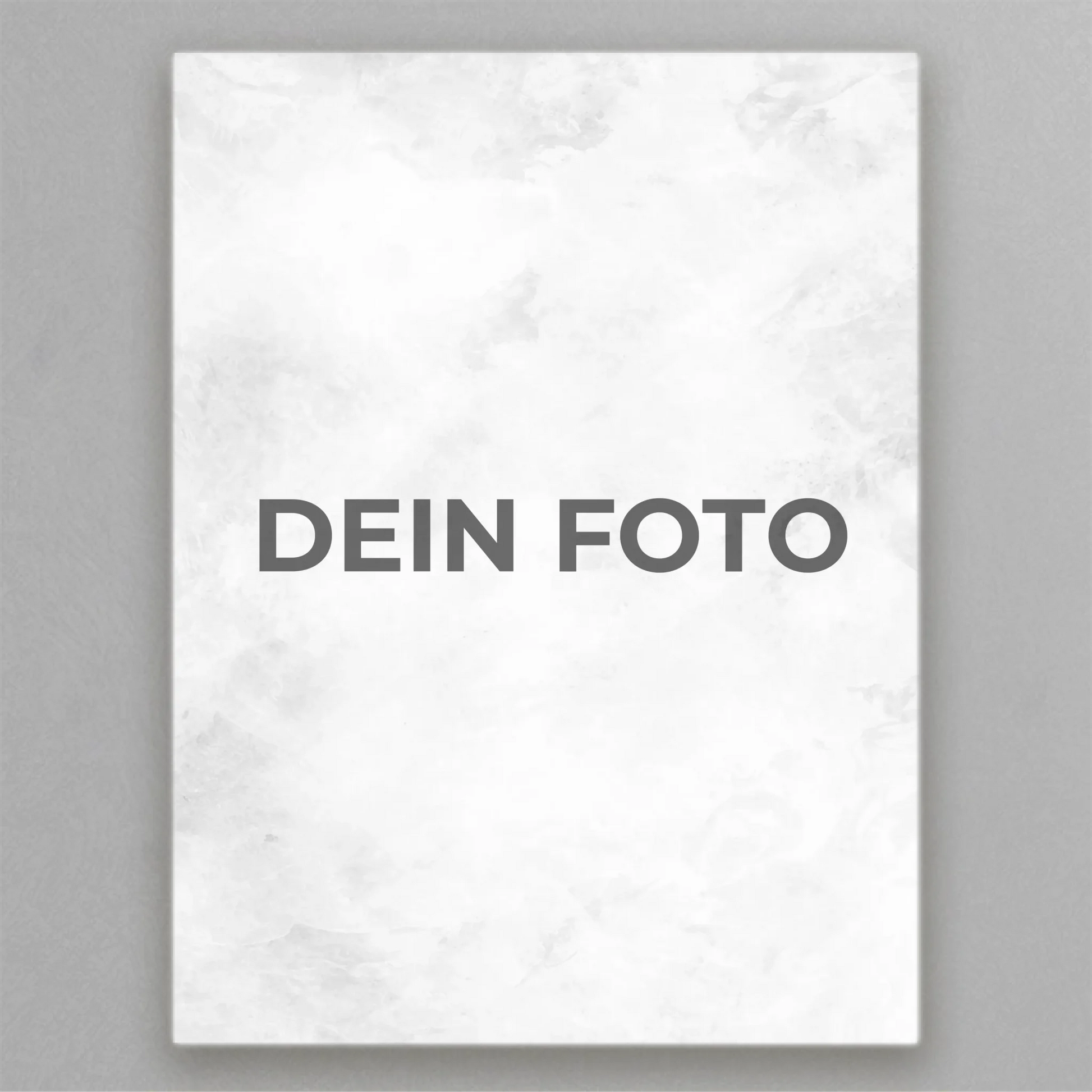 Hochwertiges Leinwandbild mit personalisiertem Foto, Hochformat, ideal für individuelle Wanddekorationen.