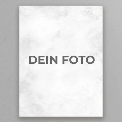 Hochwertiges Leinwandbild mit personalisiertem Foto, Hochformat, ideal für individuelle Wanddekorationen.