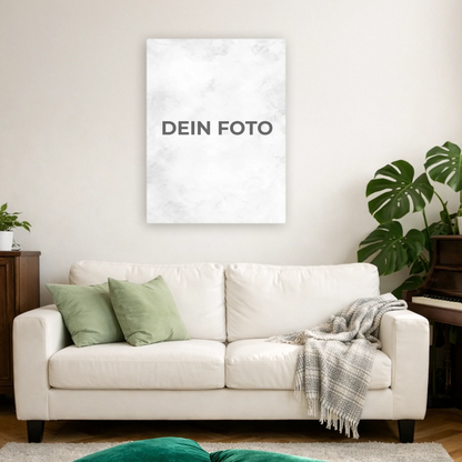 Hochwertiges Leinwandbild mit personalisiertem Foto, Hochformat, ideal für individuelle Wanddekorationen.