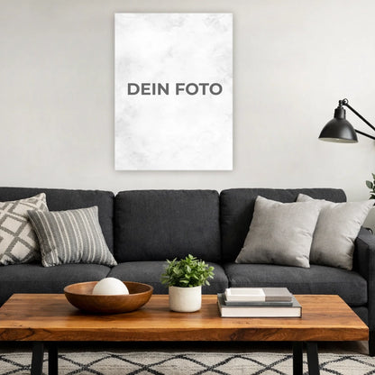 Hochwertiges Leinwandbild mit personalisiertem Foto, Hochformat, ideal für individuelle Wanddekorationen.
