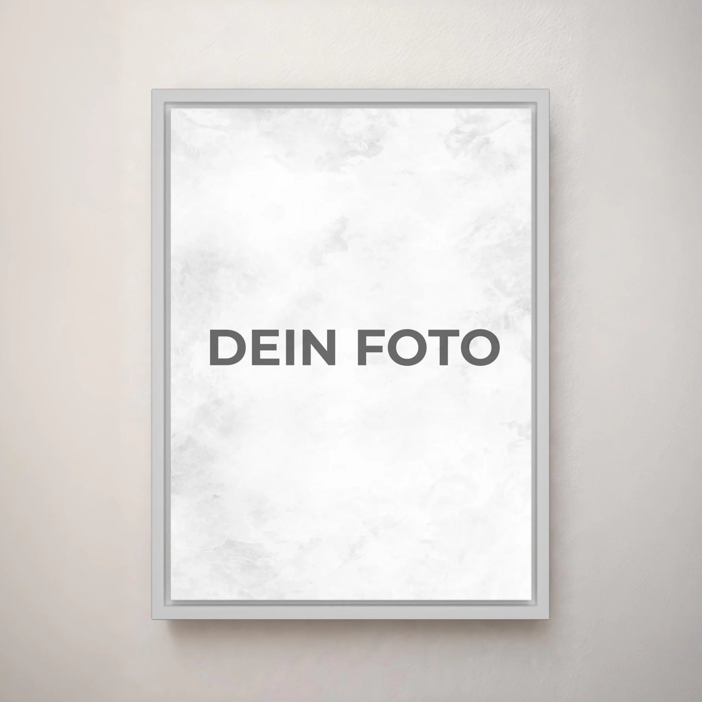 Hochwertiges Leinwandbild mit personalisiertem Foto, Hochformat, ideal für individuelle Wanddekorationen. Im Rahmen