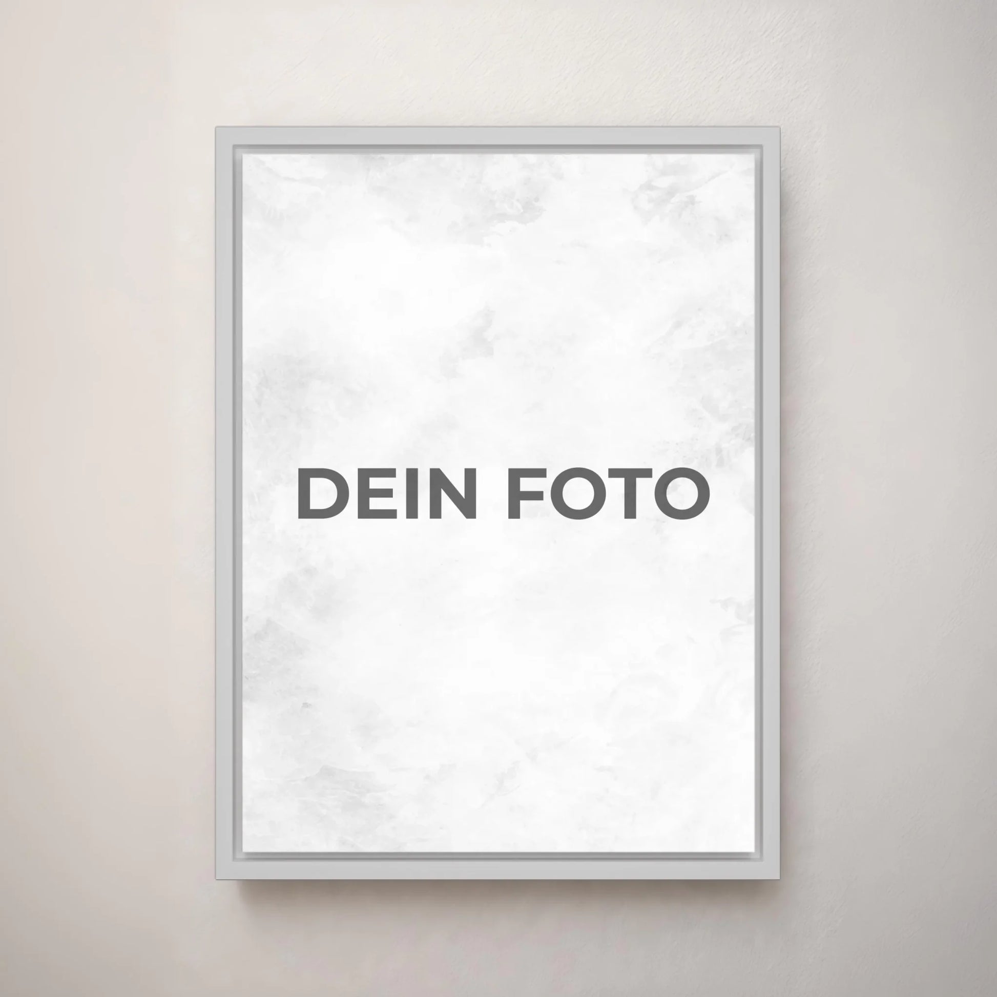 Hochwertiges Leinwandbild mit personalisiertem Foto, Hochformat, ideal für individuelle Wanddekorationen. Im Rahmen