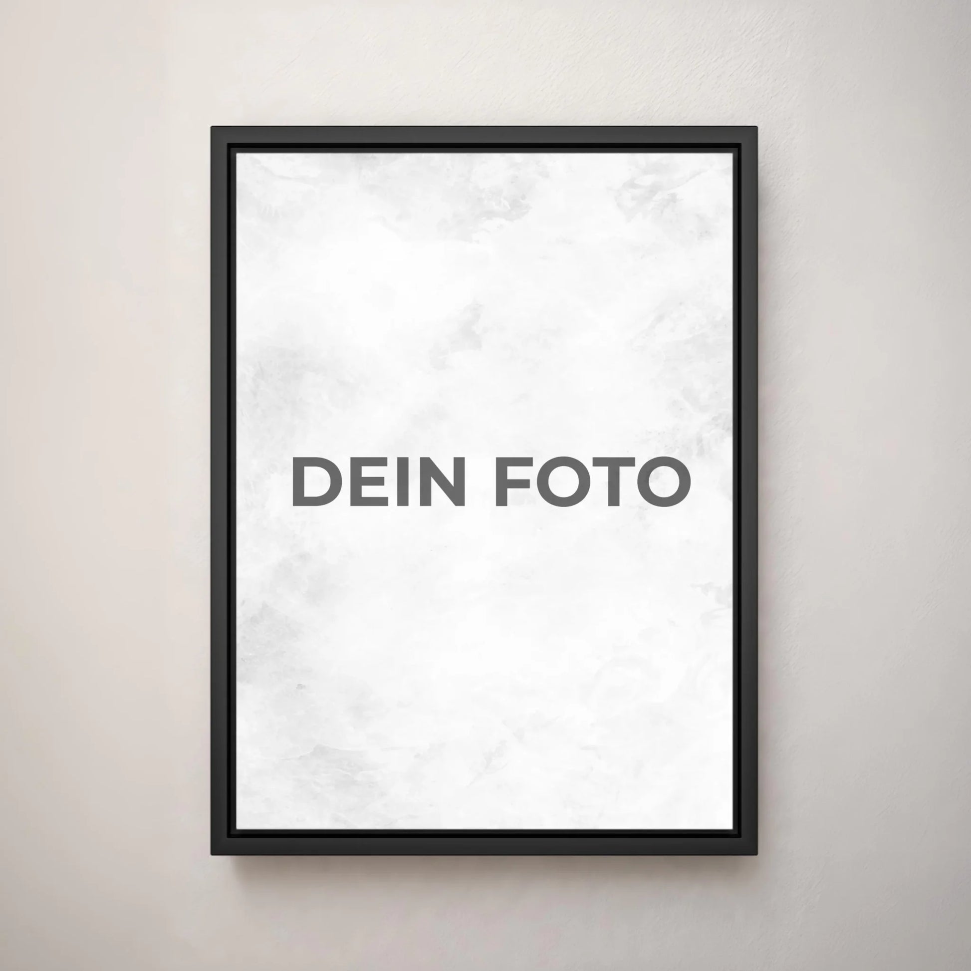 Hochwertiges Leinwandbild mit personalisiertem Foto, Hochformat, ideal für individuelle Wanddekorationen. Im Rahmen