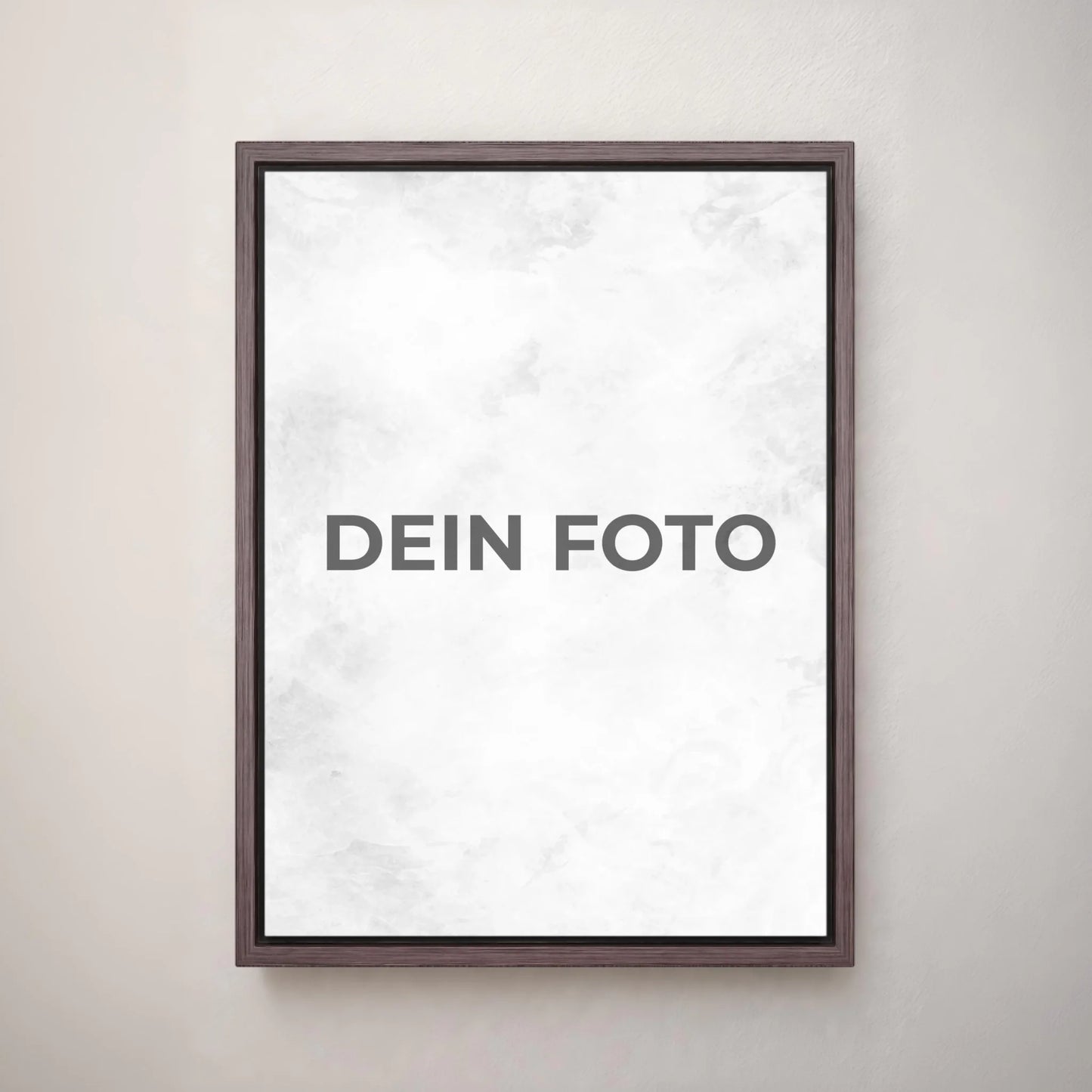 Hochwertiges Leinwandbild mit personalisiertem Foto, Hochformat, ideal für individuelle Wanddekorationen. Im Rahmen